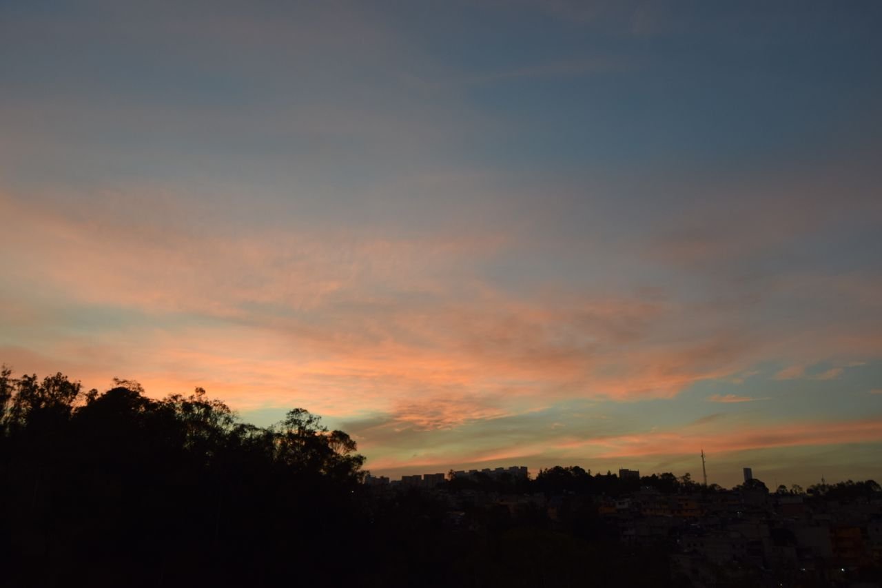 Beautiful sunset over Ciudad de México showcasing a colorful sky and urban silhouette.