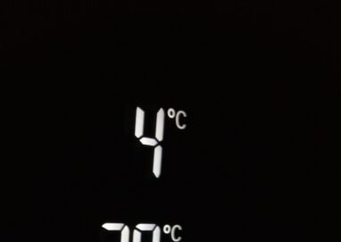 Close-up of electronic screen showing 4°C and -20°C in white digits