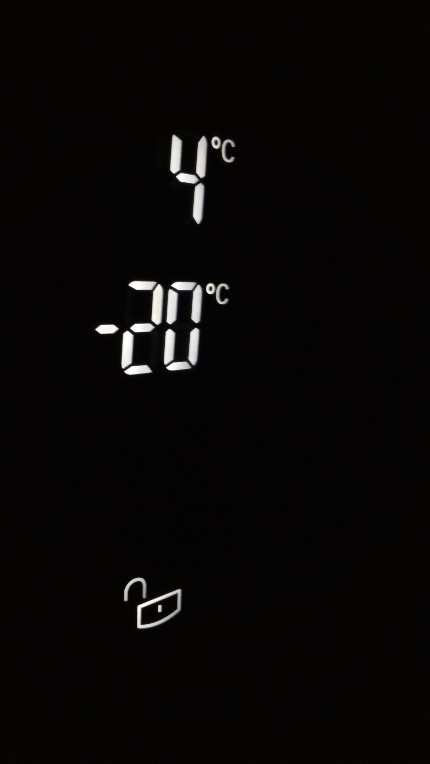 Close-up of electronic screen showing 4°C and -20°C in white digits